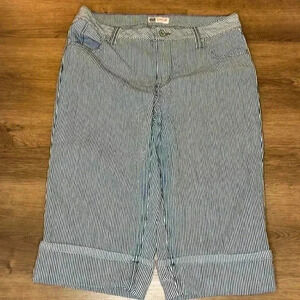 Faded Glory Stretch Women’s Size 10 Cuff Crop Blue Stripe Capri Pants
